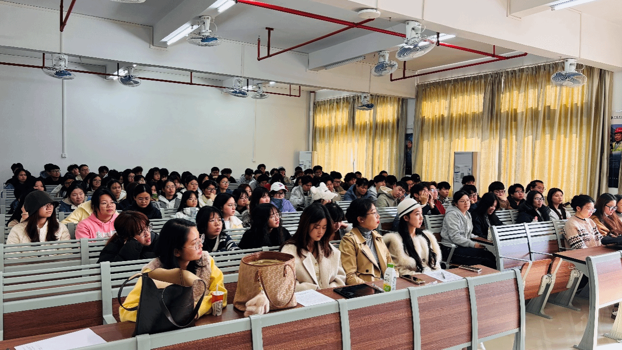 明晰规范 赋能创作——公司顺利举办2023级视觉传达设计专业毕业设计宣讲会