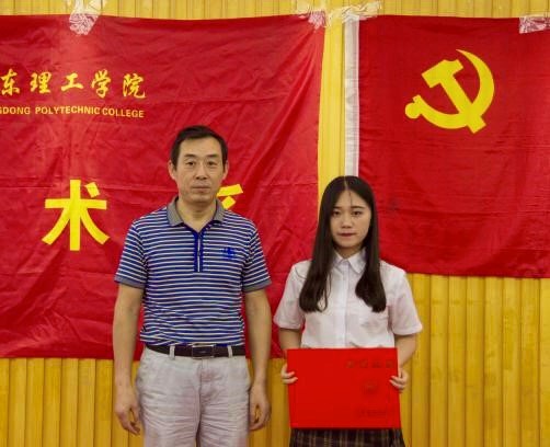 宋伟主任为获奖选手颁奖.jpg